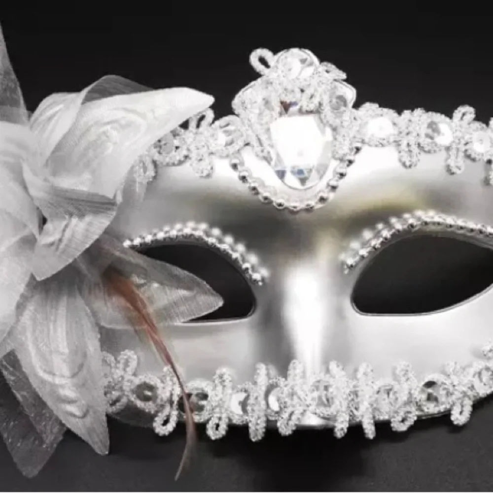 ✨MYSTIQUE✨MOLDED PLASTIC GOLD OR SILVER MASK